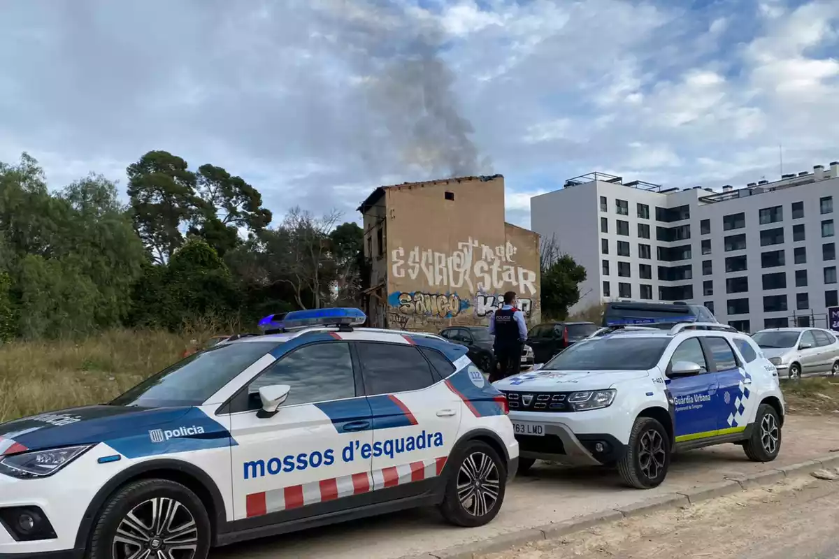 Els Mossos d'Esquadra i la Policia Local de Tarragona en un incendi a la ciutat