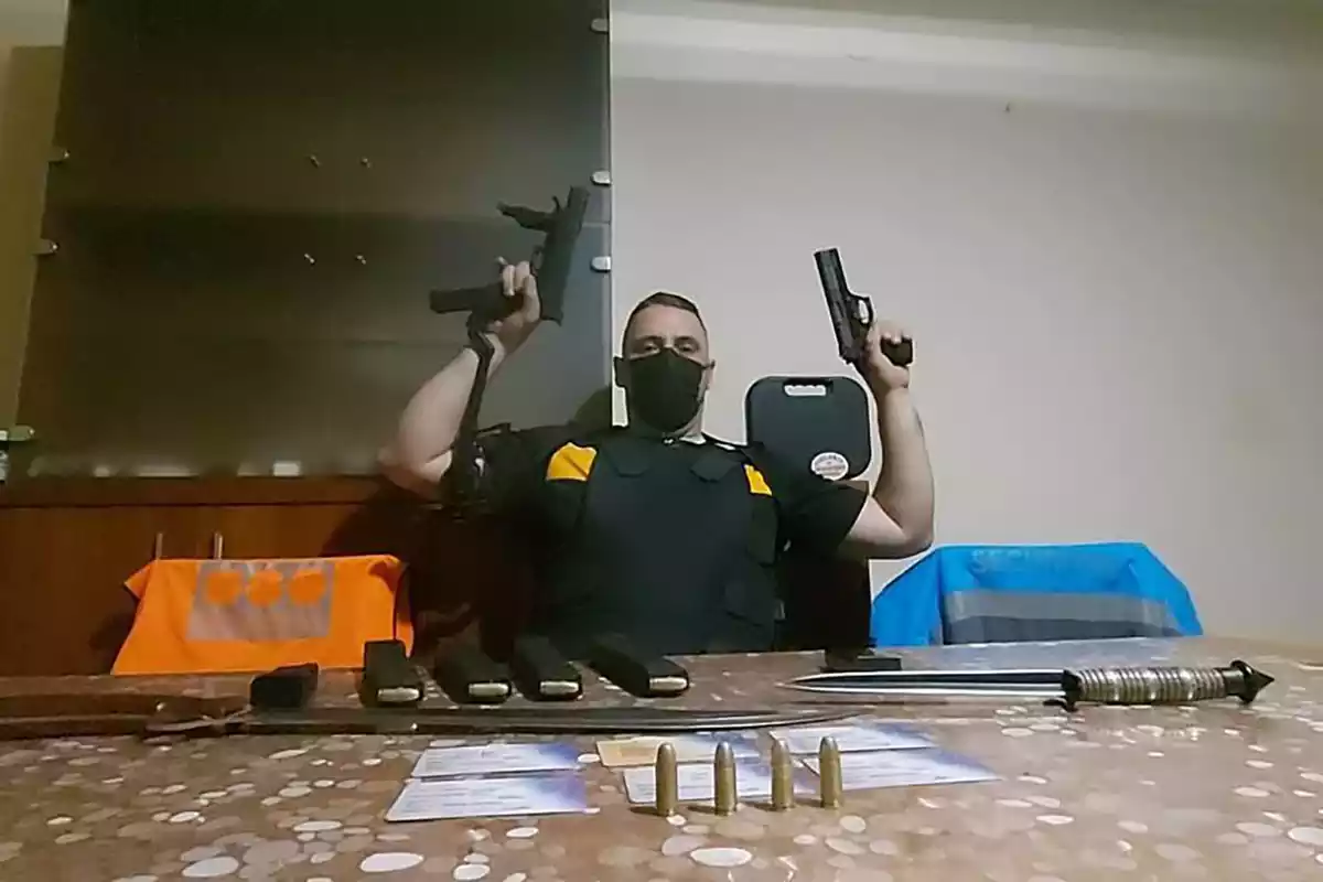 Imatge d'un home armat mostrant les armes.