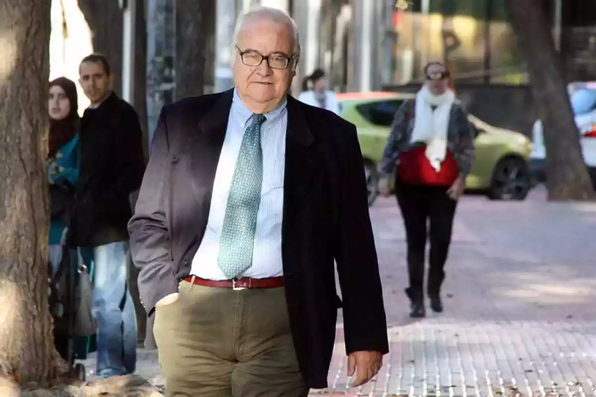 Josep Prat caminant cap als Jutjats de Reus