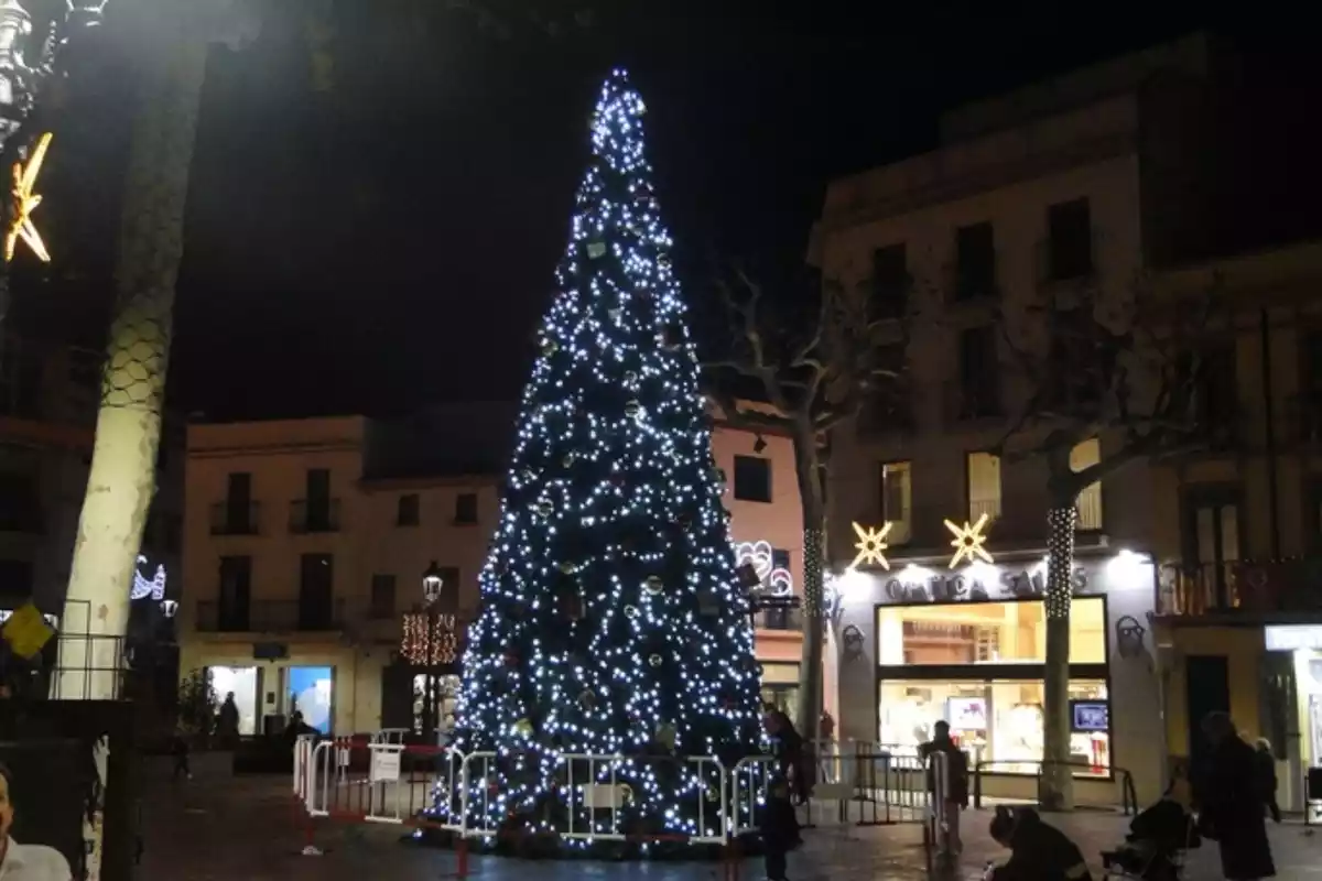 L'arbre de Nadal gegant de la plaça Nova del Vendrell.