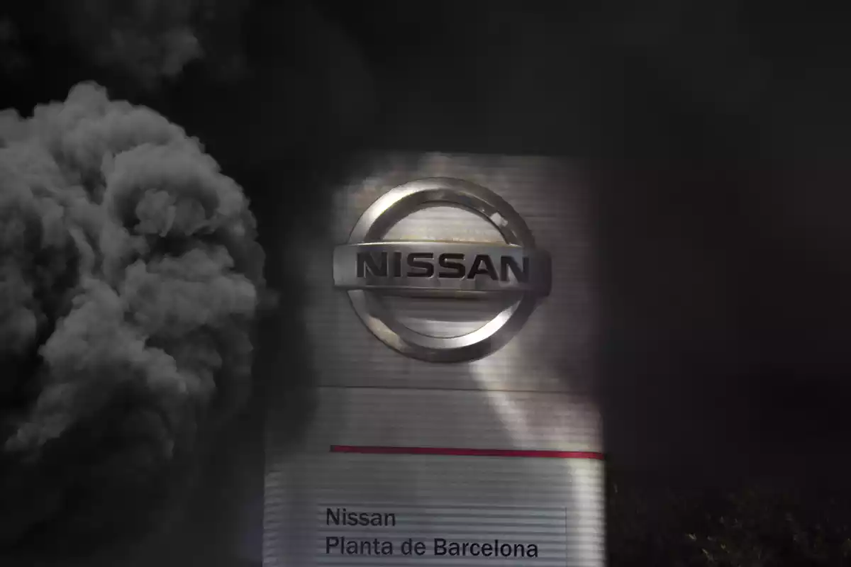 Logo de Nissan envoltat de fum.