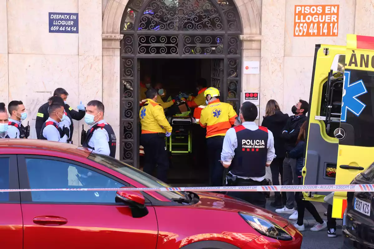 Personal sanitari socorrent un ferit a Tarragona.