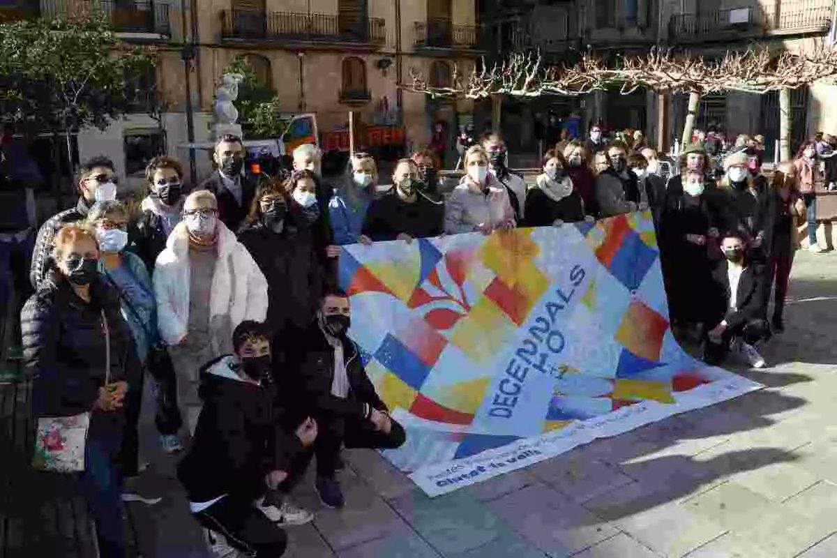 Persones al Pati de Valls amb el cartell de les Decennals