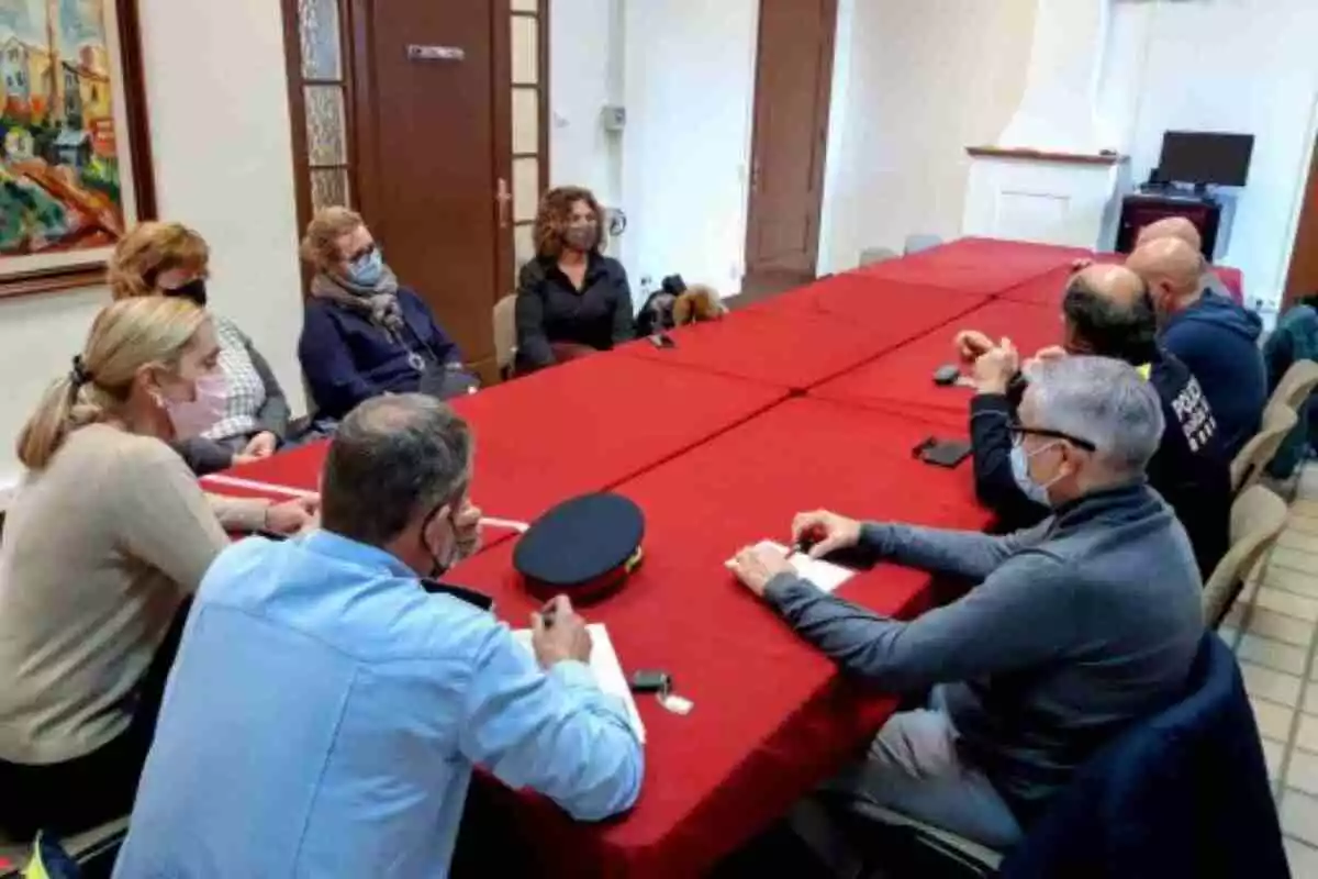 Persones reunides a l'Ajuntament de Valls