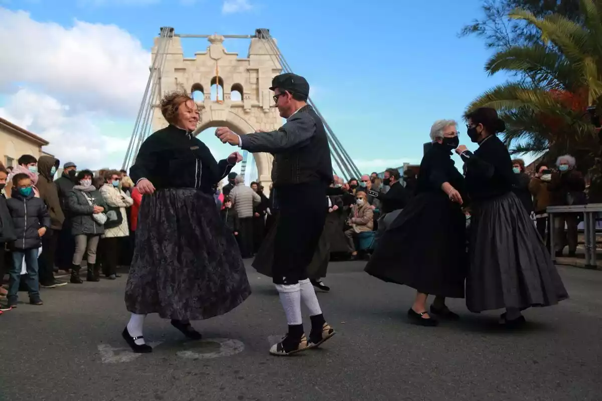 Pla general dels veïns d'Amposta vestits d'època ballant jotes en el marc de la recreació històrica de la inauguració del Pont Penjant