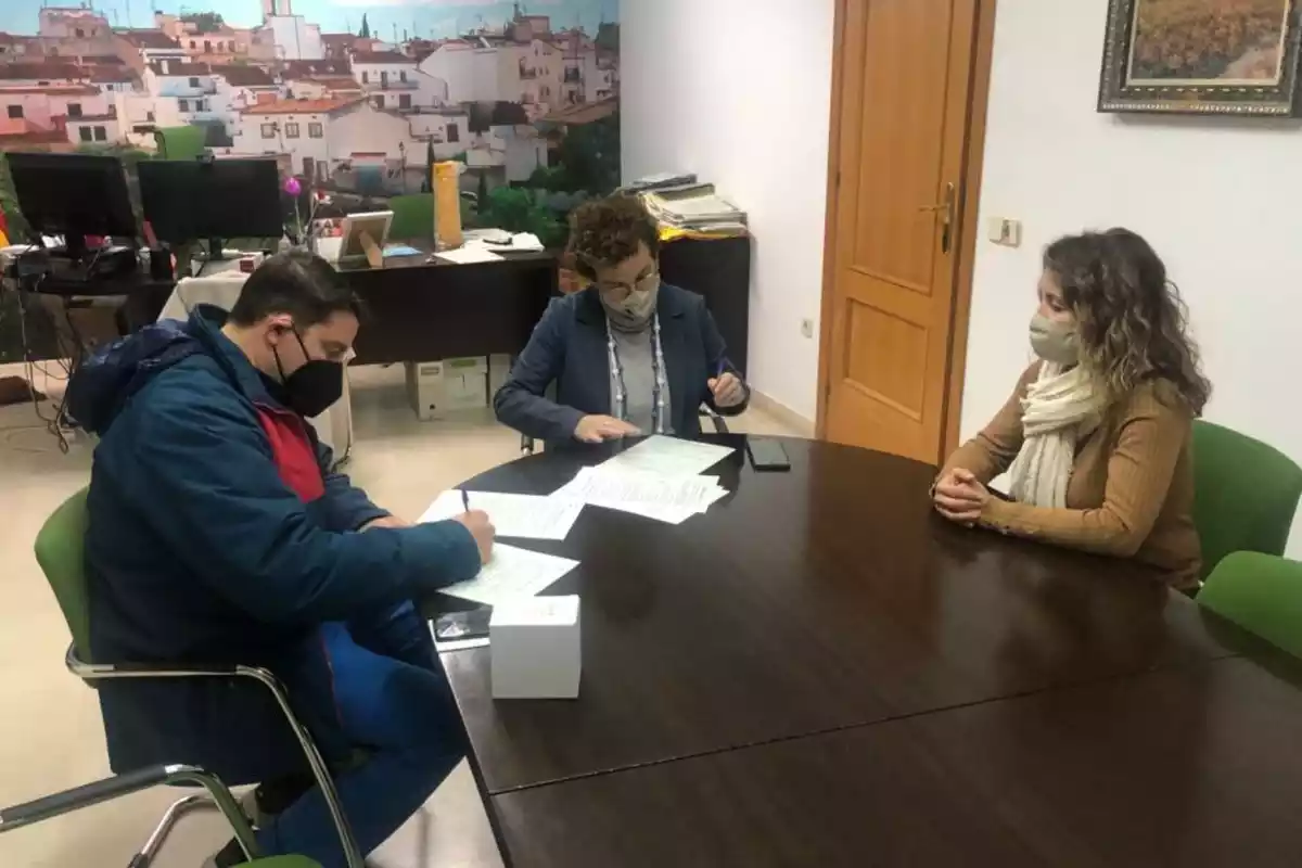 Signatura del conveni entre l'Ajuntament i la Joventut Bisbalenca CF.
