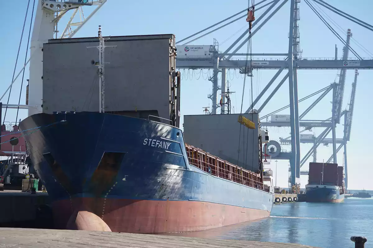 Un vaixell atracat al Port de Tarragona