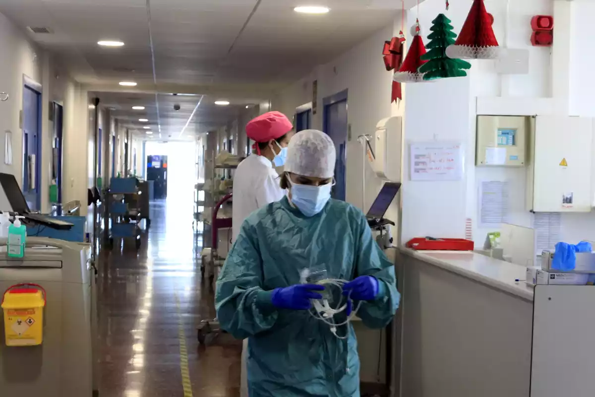 Una infermera, vestida amb equip de protecció per la covid-19, en la sisena onada de la pandèmia, unes setmanes abans de Nadal