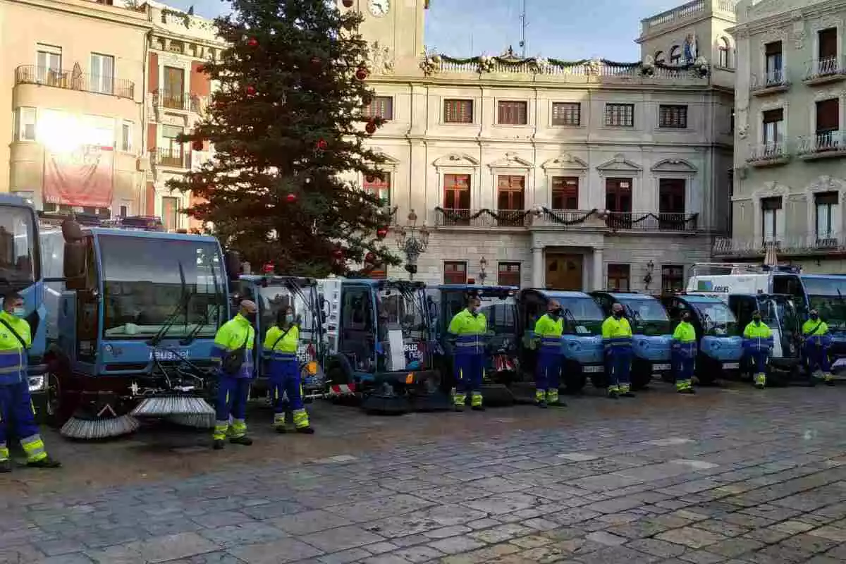Una mostra de nous vehicles de neteja viària i recollida de brossa de Reus a la plaça del Mercadal, amb part de la plantilla al davant