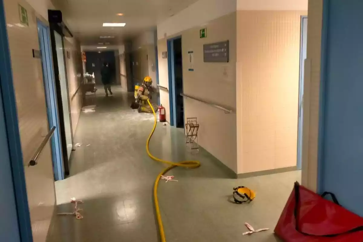 Bombers apagant el foc a l'Hospital del Vendrell.