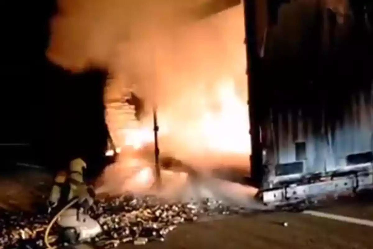 Els Bombers apagant les flames en un camió a l'AP-7