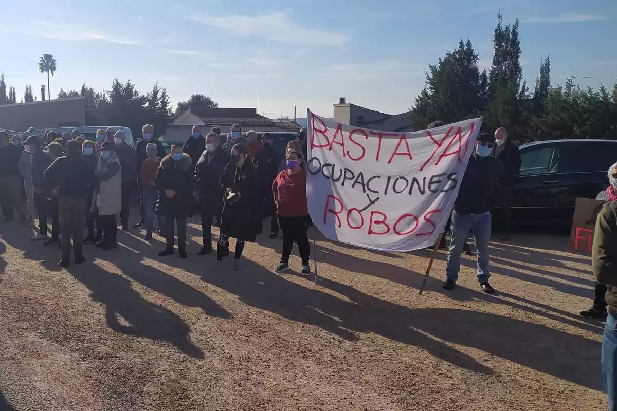 Imatge de la manifestació contra les okupacions a les urbanitzacions del Catllar