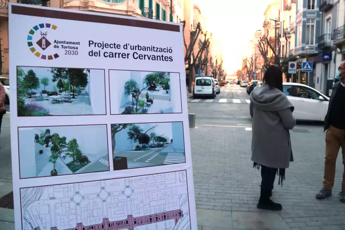 Imatge de la reforma que es farà al carrer Cervantes de Tortosa davant de l'estat actual de l'eix viari