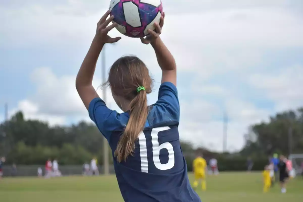 Imatge d'una nena jugant un partit de futbol
