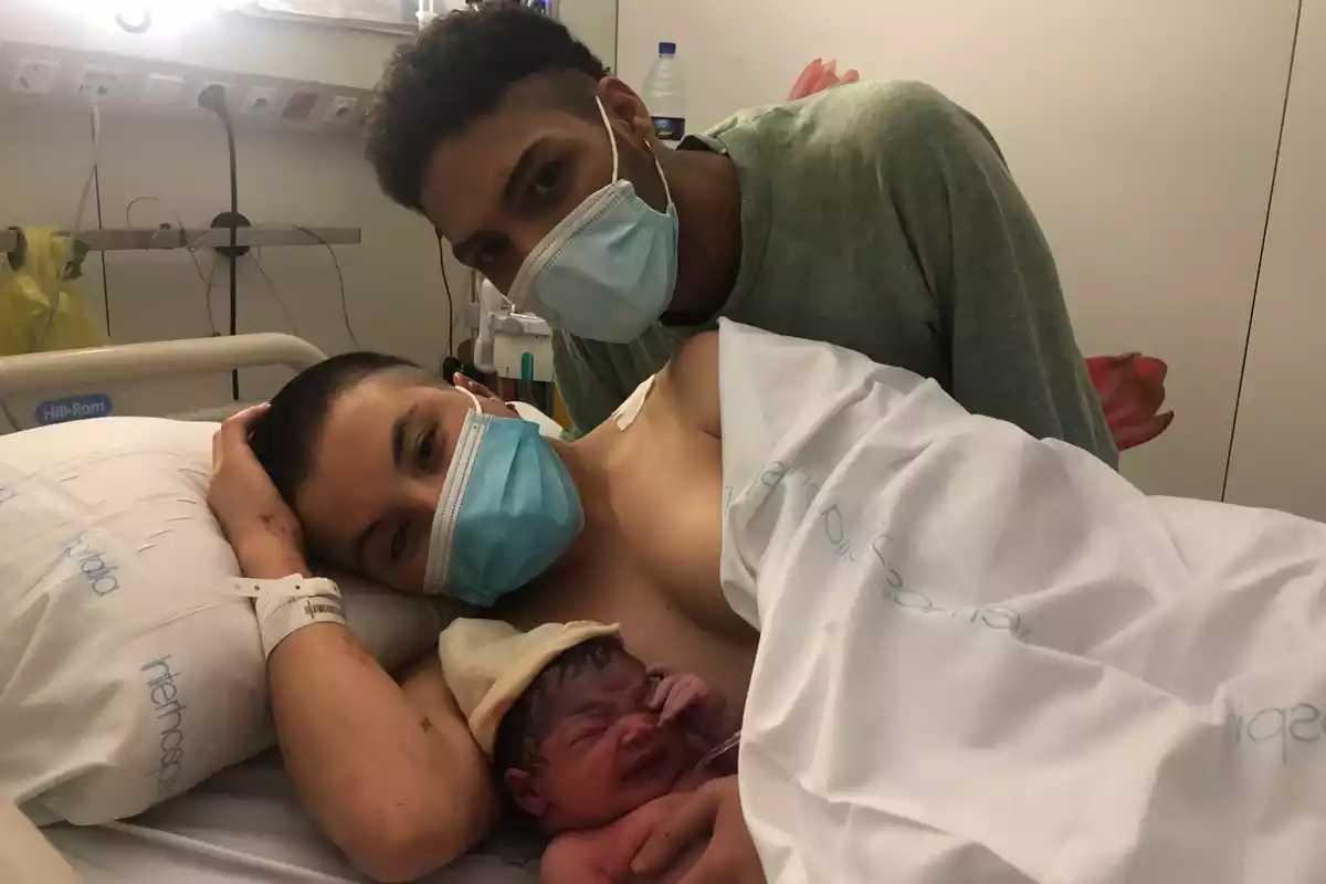 L'Alexa, el primer nadó nascut el 2022 a Catalunya, amb els seus pares Valentina i Alexander, l'1 de gener del 2022 (Horitzontal).