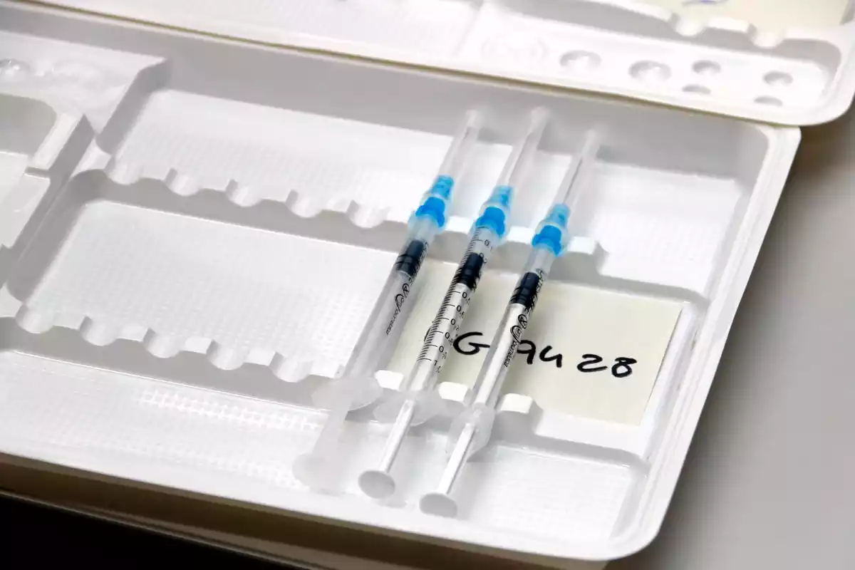 Pla detall d'un estoig amb diverses xeringues amb dosis de la vacuna contra la covid-19, al CAP de Balàfia.