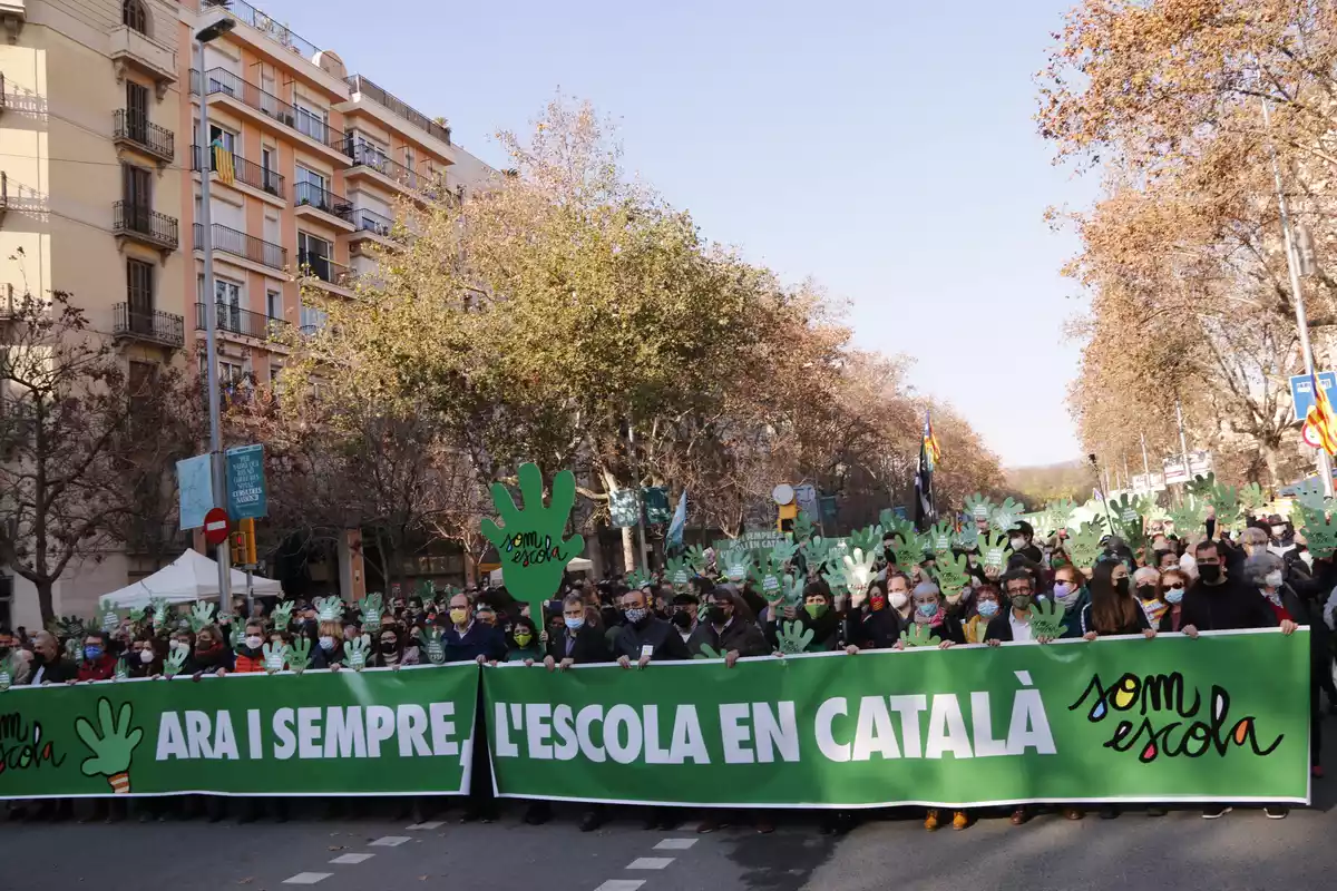 Pla general de la capçalera de la manifestació per la immersió de l'escola en català