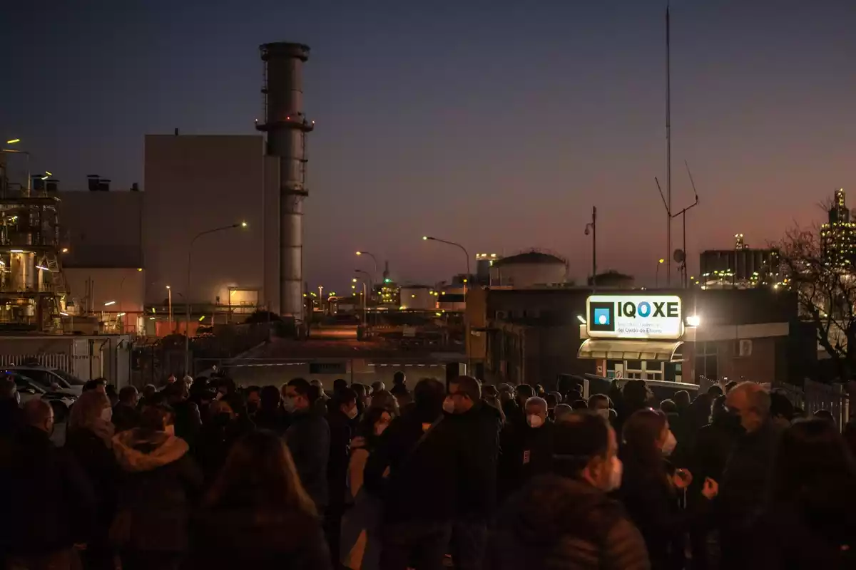 Pla general de les persones que han assistit a la protesta feta a les portes de l’empresa IQOXE en el segon aniversari de l’explosió