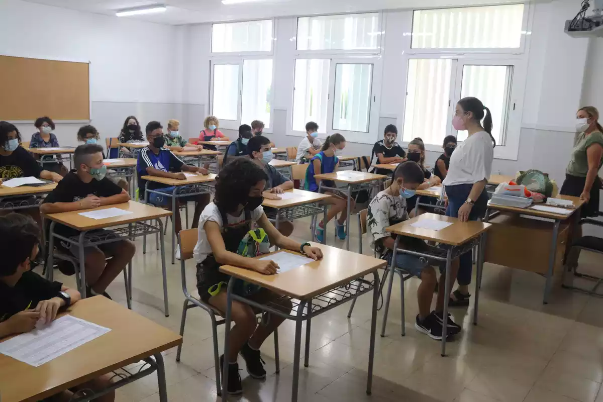 Pla general d'una aula de primer d'ESO de l'institut Ramon Barbat de Vila-seca el primer dia de curs 2021-2022.