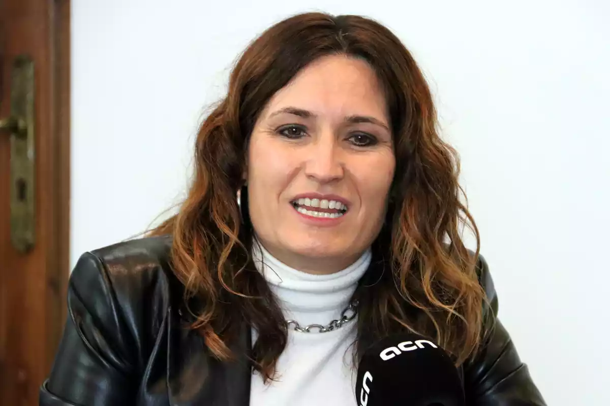 Primer pla de la consellera de la Presidència, Laura Vilagrà, durant una entrevista amb l'ACN al seu despatx el 4 de gener de 2022. (Horitzontal)