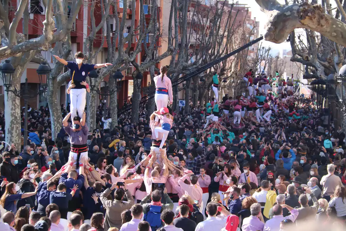 Primera ronda de la Trobada Castellera de les Decennals de Valls, al passeig de l'Estació
