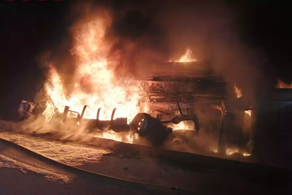 Un camió en flames a l'autopista AP-7, a Vila-seca