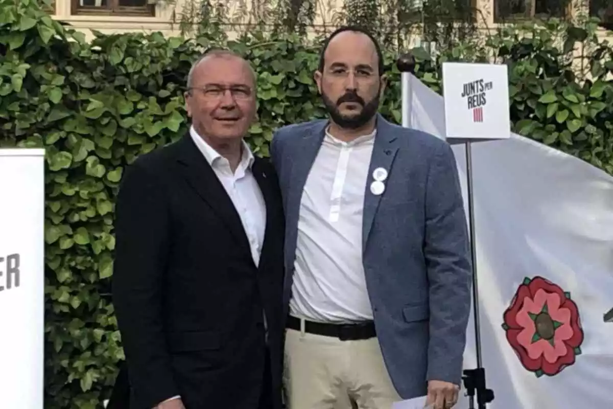 Carles Pellicer i Pere Aluja durant la presentació del segon com a membre de l'anterior llista electoral de Junts per Reus - PDECat