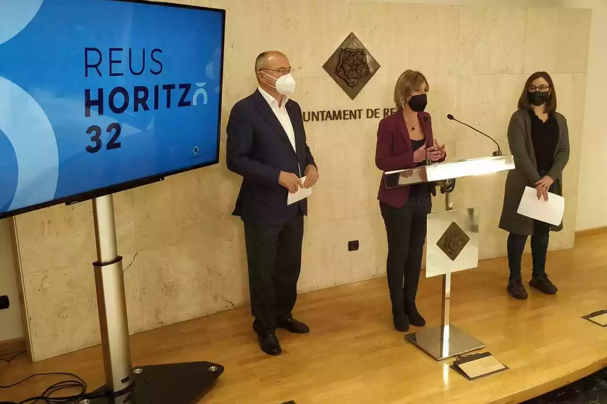Carles Pellicer, Noemí Llauradó i Mireia Faucha a la tarima de la sala de premsa de l'Ajuntament de Reus