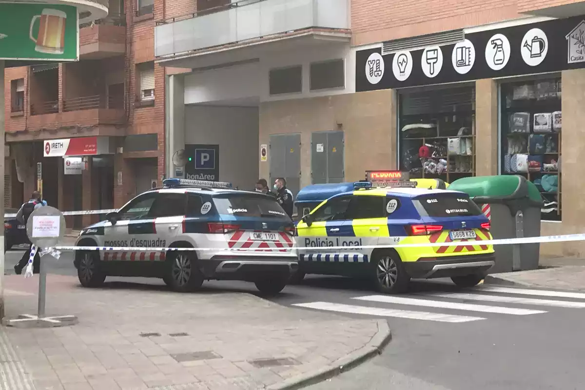 Dues patrulles dels Mossos d'Esquadra al carrer Lleida de Torredembarra