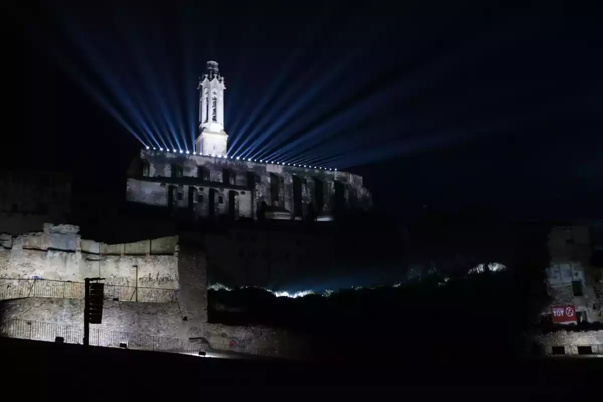 El campanar i l'església de Valls es banyen de llum amb el 'mapping' Candela'm