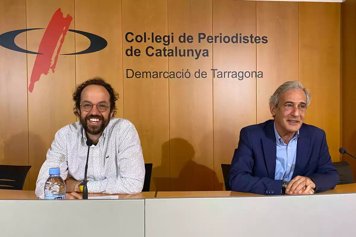 El president del Col·legi de Periodistes de Tarragona, Esteve Giralt, i el responsable de Comunicació de Repsol, Josep Bertran