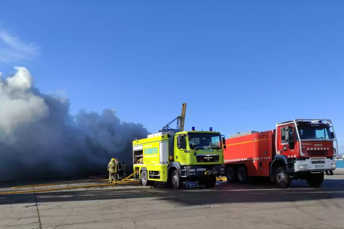 Els Bombers actuant en un incendi al Port de Tarragona