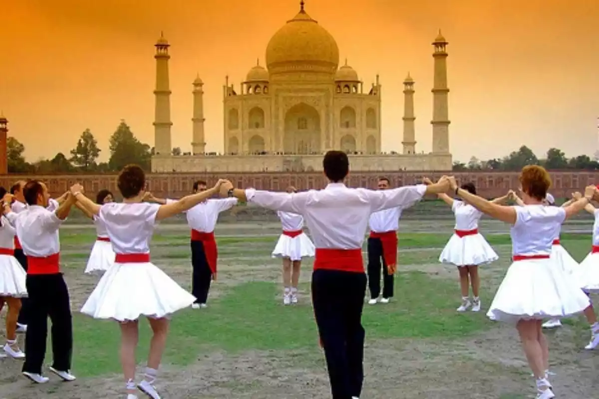 Els Dansaires del Penedès, ballant davant el Taj Mahal.