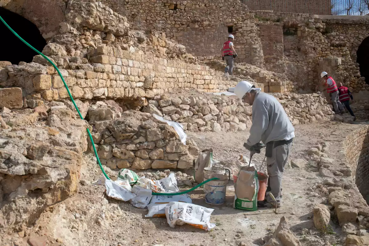 Els tècnics que fan les obres preventives a la roca de l'Amfiteatre romà