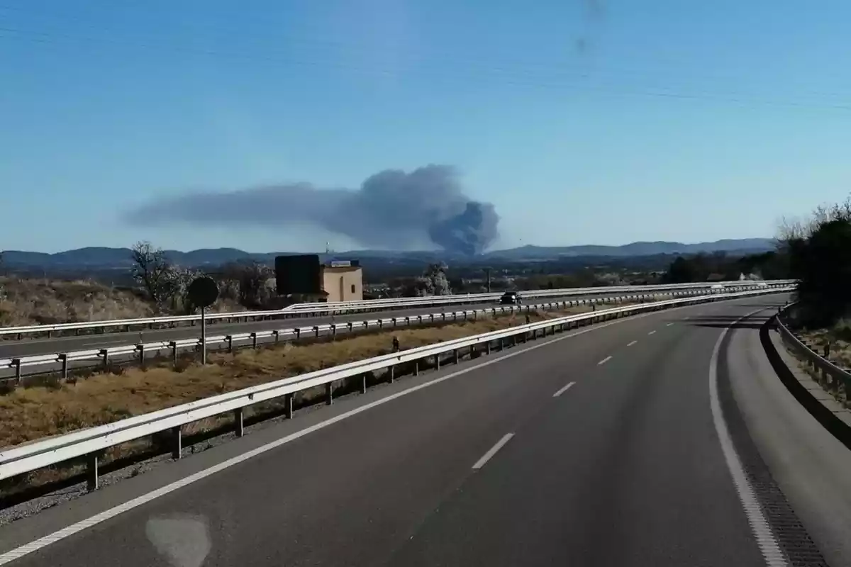 Imatge de la columna de fum que provoca l'incendi en una indústria de Rodonyà