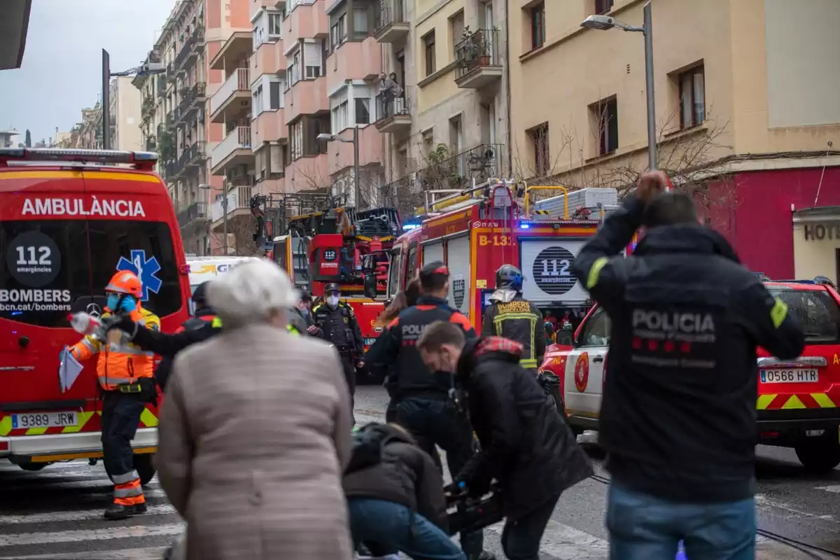 Imatge dels cossos de seguretat i emergència en l'actuació en l'incendi de l'Hotel Coronado de Barcelona