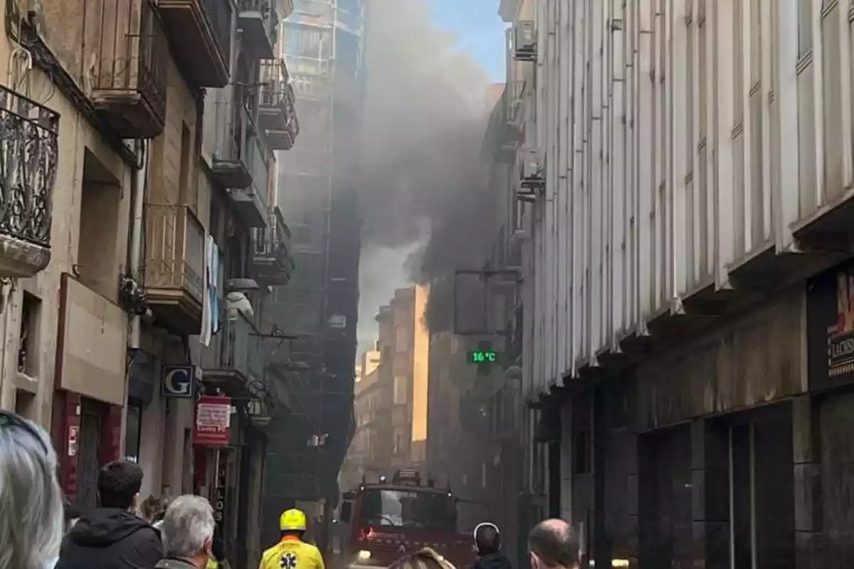 Incendi en un pis del carrer de l'Amargura de Reus