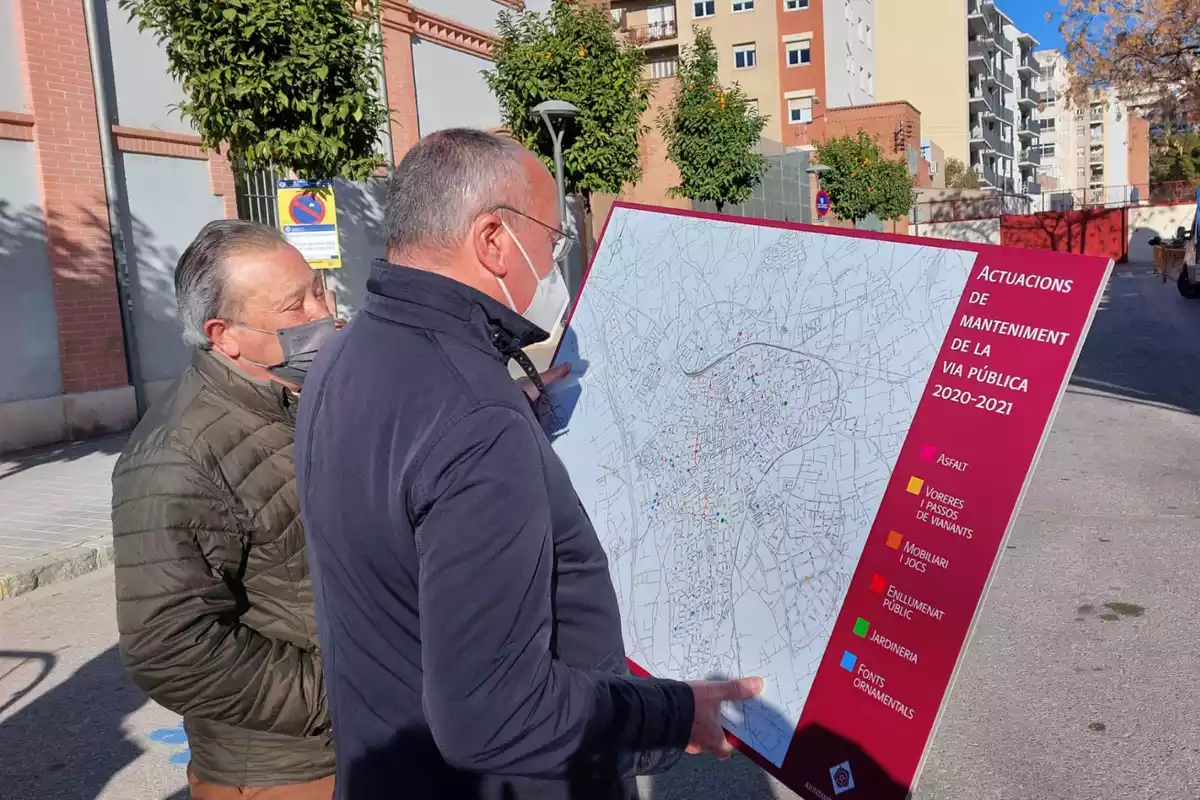 L'alcalde de Reus, Carles Pellicer, amb el mapa d'actuacions de manteniment de la via pública