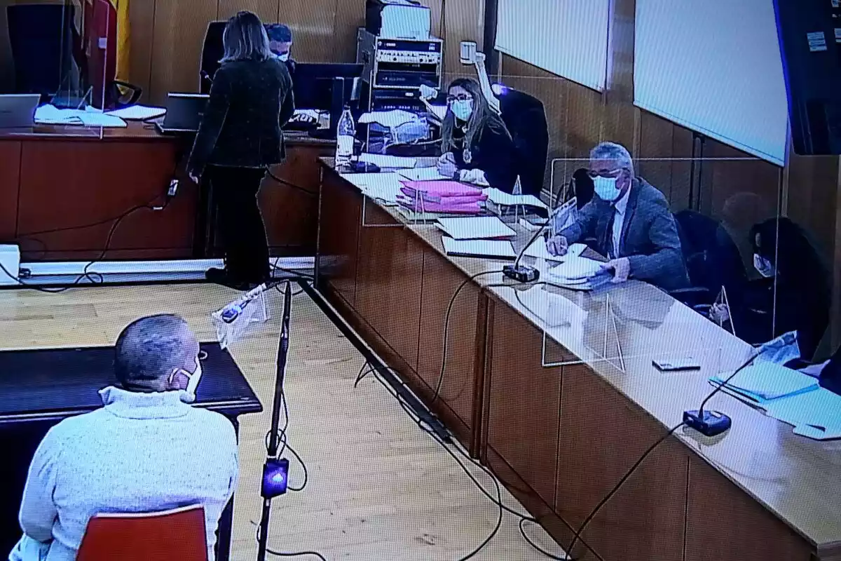 Mohammed, pare de la jove acusada de tirar el seu nadó viu a un contenidor, assegut per declarar com a testimoni en el judici a l'Audiència de Tarragona
