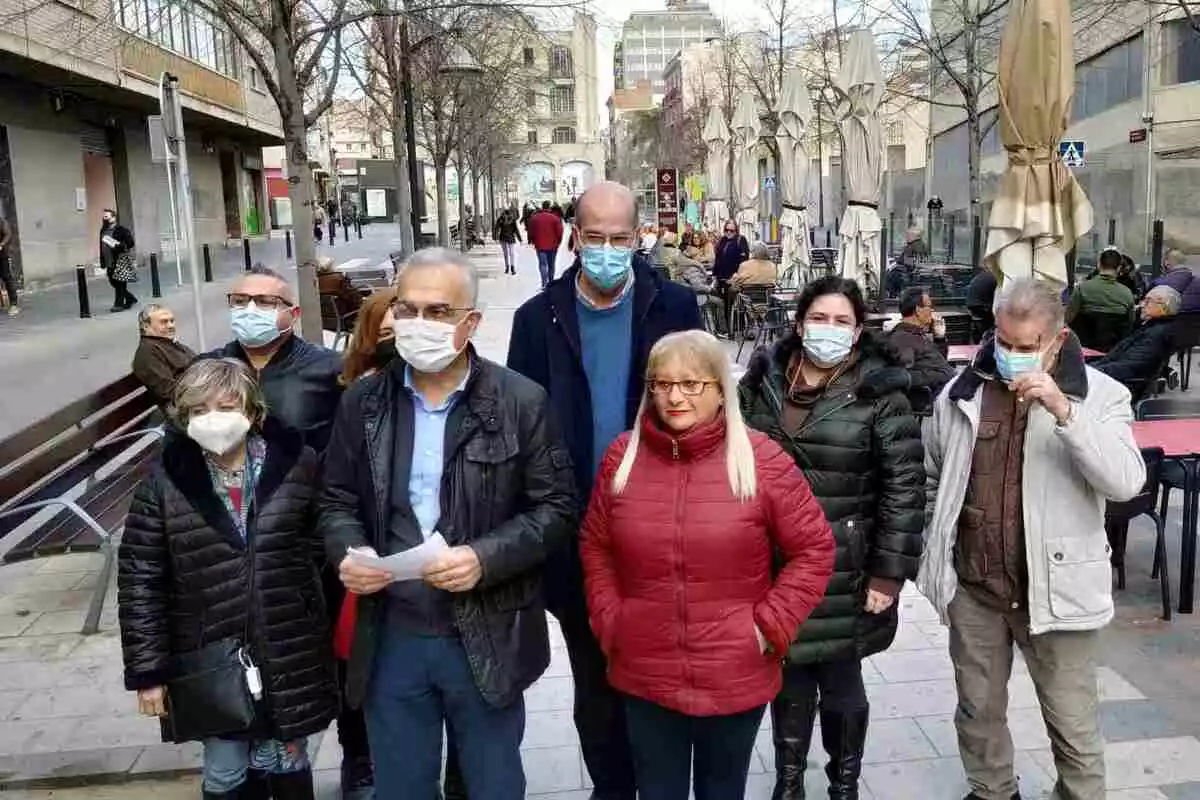 Part del grup municipal del PSC de Reus amb militants i simpatitzants a l'avinguda del Carrilet de Reus