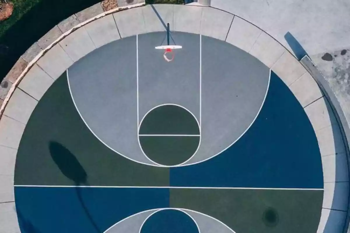 Simulació de com ha de quedar la nova pista de bàsquet municipal de Llorenç.