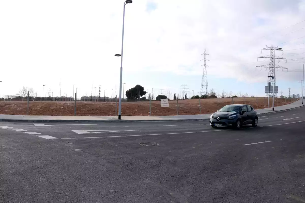 Un cotxe circulant pels nous vials inaugurats del camí de la Coma que millora la connectivitat dels barris de Ponent de Tarragona