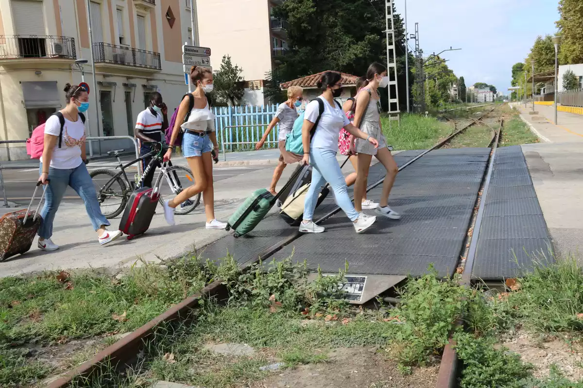 Un grup de turistes travessant l'antiga via del tren al centre de Salou