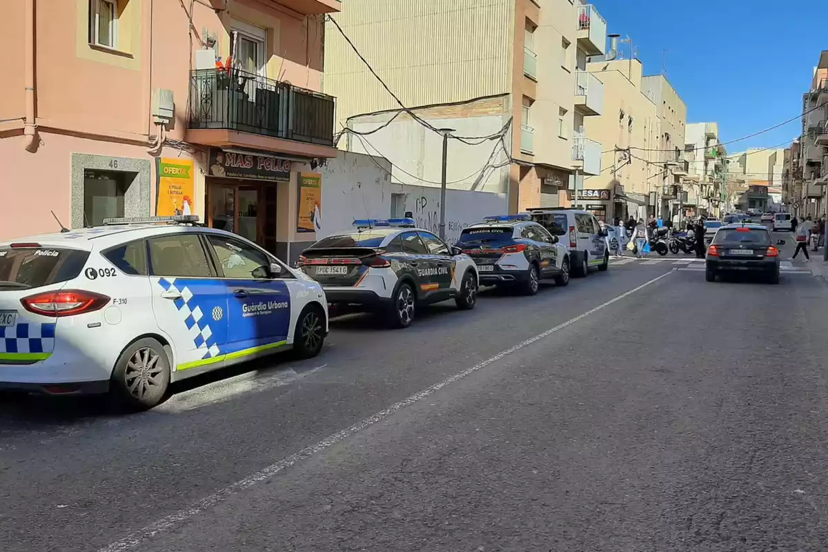 Vehicles de la Guàrdia Urbana de Tarragona i la Guàrdia Civil en un operatiu al Mercat de Bonavista