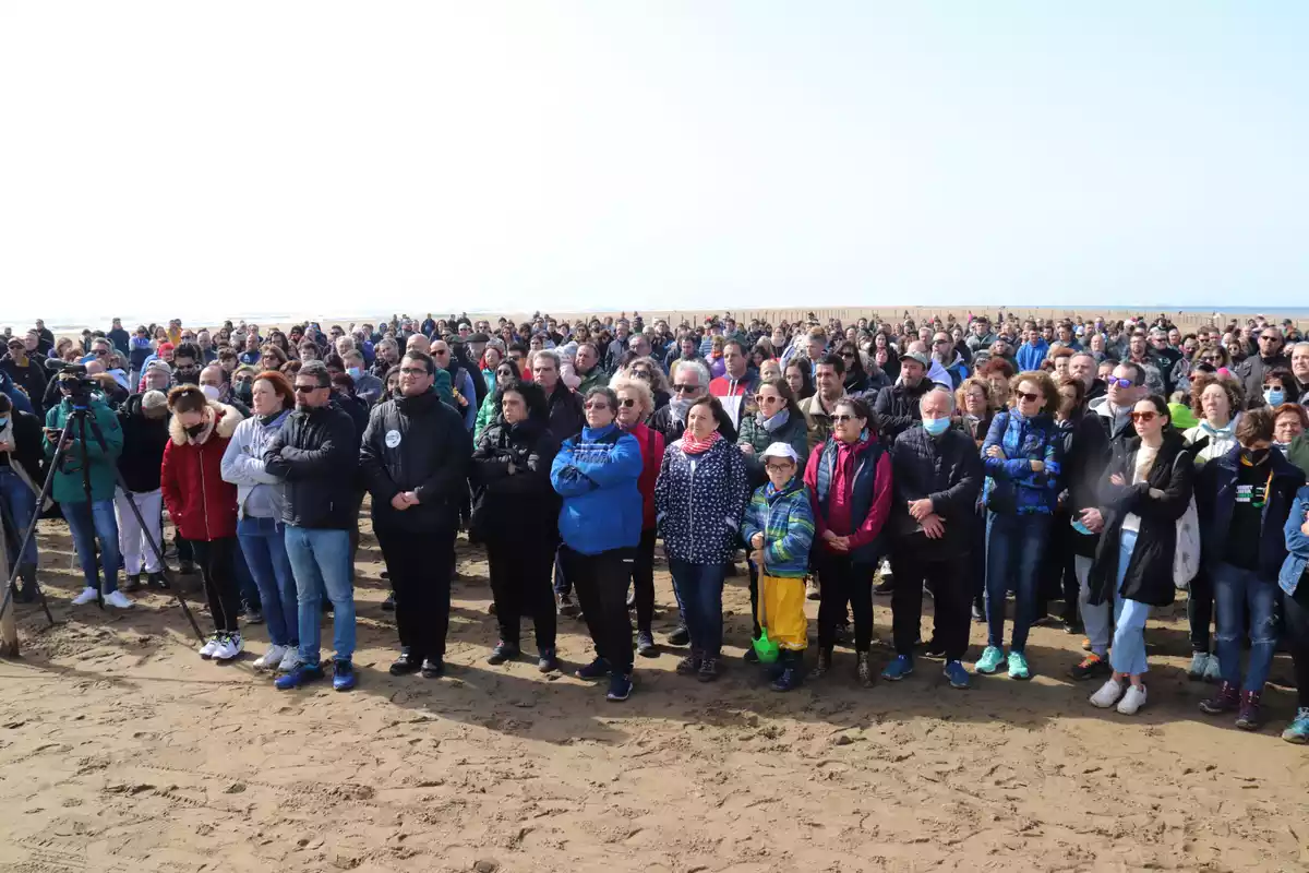Centenars de persones a la platja del Trabucador en un acte de MOLDE