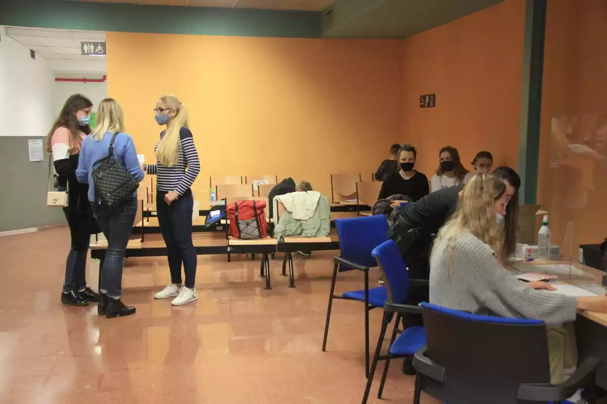 Ciutadans ucraïnesos esperen el seu torn a l'Oficina d'Estrangeria de Tarragona, habilitada per a l'atenció dels refugiats de la guerra