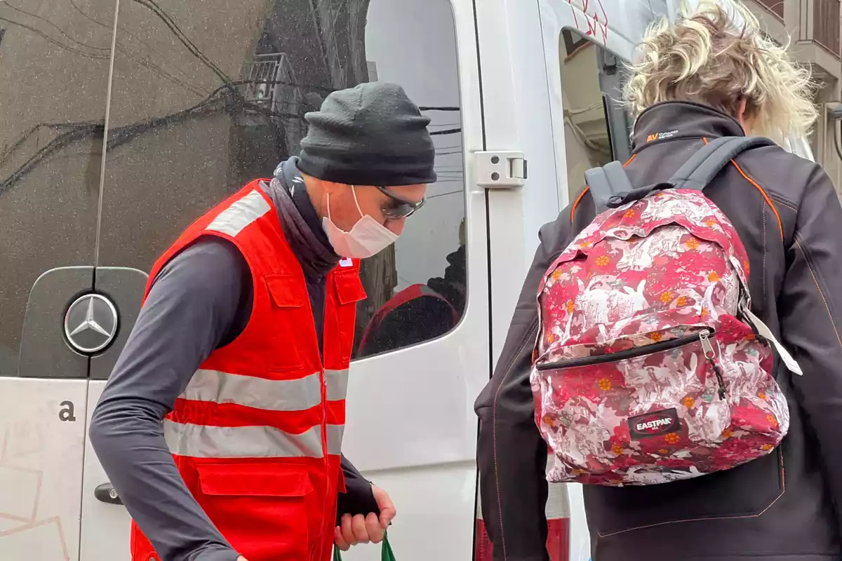 Creu Roja Tarragona ajuda refugiats arribats de la guerra a Ucraïna