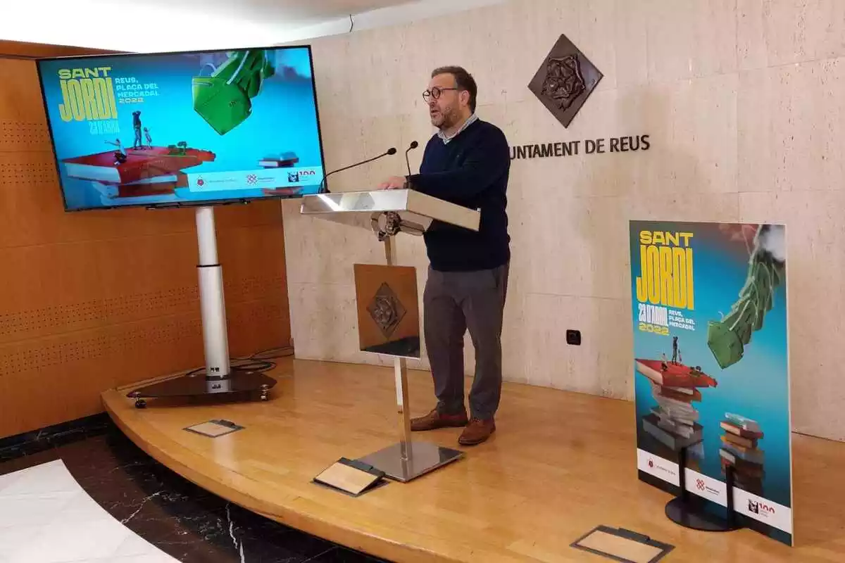Daniel Recasens, amb el cartell de Sant Jordi 2022, a la sala de premsa de l'Ajuntament de Reus