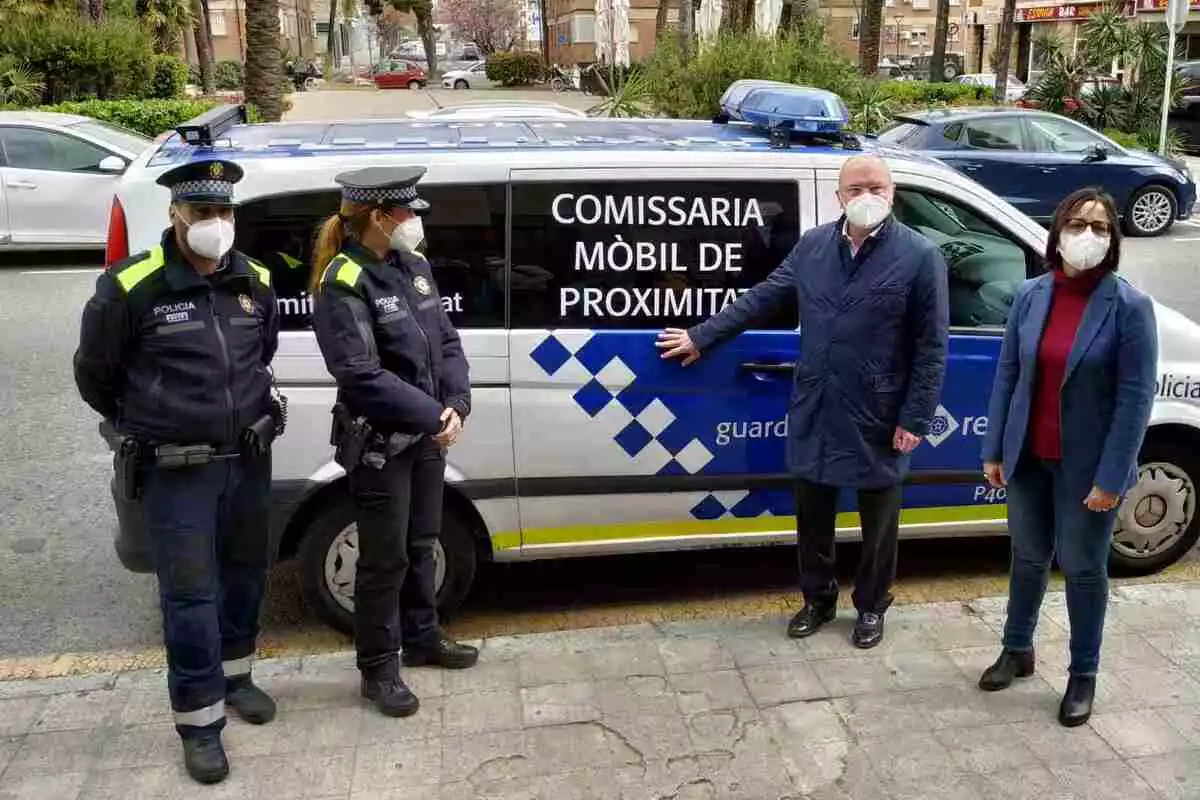 Dos agents de la Guàrida Urbana de Reus, Carles Pellicer i Dolors Vázquez davant del vehicle que serveix de comissaria mòbil de proximitat