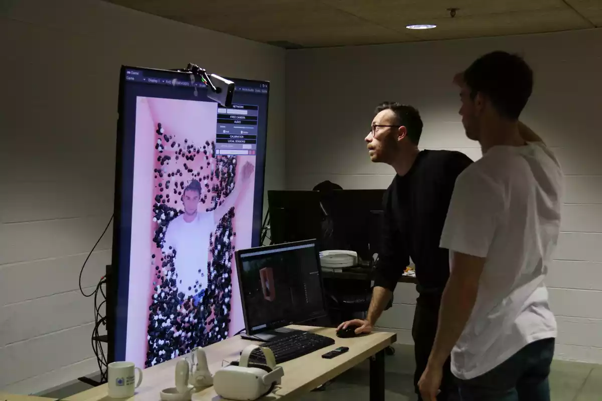 Dos treballadors de Futura Space fan proves amb el seu 'software' per generar hologrames